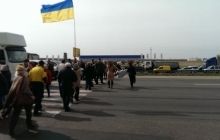 Під Києвом півсотні протестувальників перекрили дорогу, міліція намагається вгамувати людей