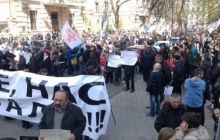 Протестувальники під КМДА попрямували у бік урядового кварталу, перекривши Хрещатик (фото)
