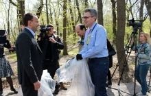 Посол США вместе с коллегами убрал мусор в одном из парков Киева (фото)