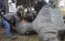 В Чернигове националисты ночью снесли бюст Юрию Коцюбинскому (фото)