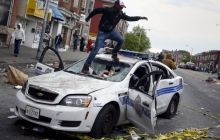 У мережі з'явилося відео протестів в Балтиморі: демонстранти палять автомобілі і громлять вітрини