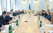 Гройсман розповів єврокомісару Хану про перебіг конституційної реформи