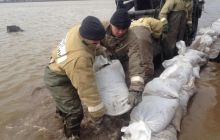 Масштабна повінь в Росії: рятувальники почали будувати дамби з мішків з піском (фото)