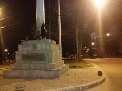 В Харькове взорвали стеллу с флагом В Харькове взорвали стеллу с флагом