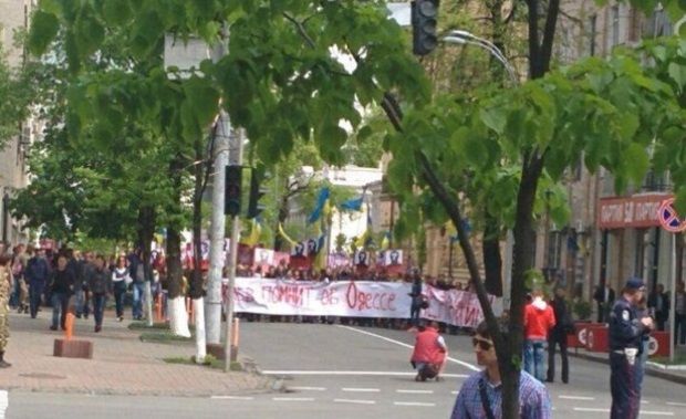 Участиники шествия держали в руках флаги и транспаратны \ zn.ua Участиники шествия держали в руках флаги и транспаратны \ zn.ua