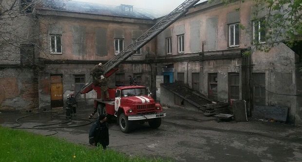 Ліквідацією займання займаються рятувальники \ фото 0629.com.ua Ліквідацією займання займаються рятувальники \ фото 0629.com.ua