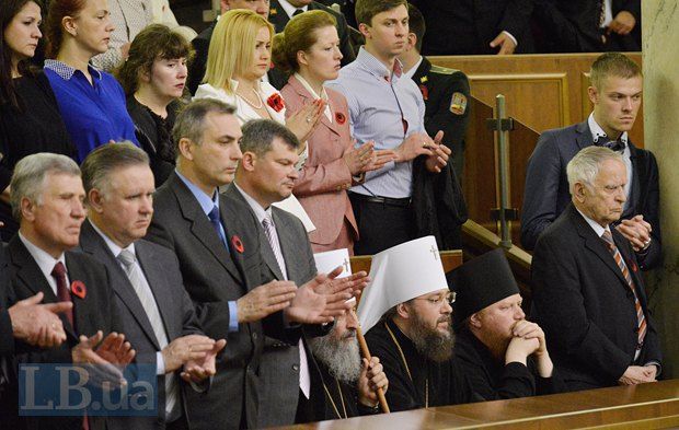 Онуфрій на урочистому засіданні ВРУ 8 травня 2015 року відмовився вшанувати пам'ять полеглих захисників України, демонстративно продовживши сидіти / фото LB.ua