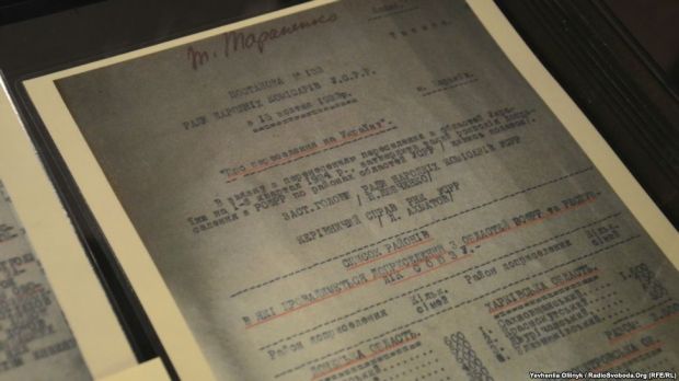 4 Рішення Політбюро ЦК КП(б)У щодо організації прийому переселенців з областей РСФРР. Таємний витяг з протоколу 25 жовтня 1933 року. / Євгенія Олійник/radiosvoboda 4 Рішення Політбюро ЦК КП(б)У щодо організації прийому переселенців з областей РСФРР. Таємний витяг з протоколу 25 жовтня 1933 року. / Євгенія Олійник/radiosvoboda