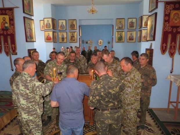 В Асканії-Нова військові молилися про мир в Україні (фоторепортаж) В Асканії-Нова військові молилися про мир в Україні (фоторепортаж)