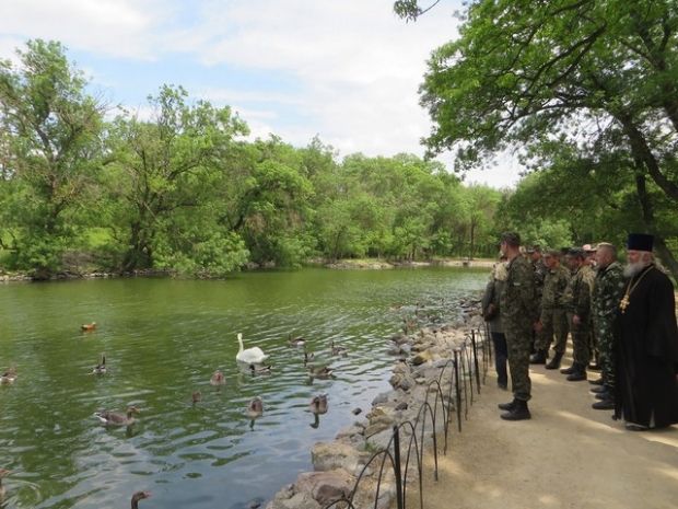 В Асканії-Нова військові молилися про мир в Україні (фоторепортаж) В Асканії-Нова військові молилися про мир в Україні (фоторепортаж)