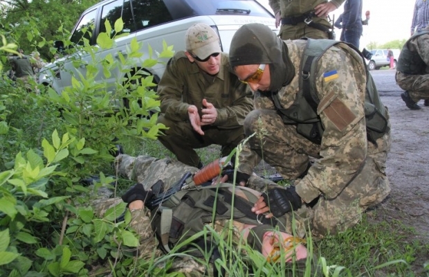 Інструктор Денис Сурков проводить тренінг з тактичної медицини для бійців 74-го окремого розвідувального батальйону, у Дніпропетровській області, тактична медицина / Фото: УНІАН Інструктор Денис Сурков проводить тренінг з тактичної медицини для бійців 74-го окремого розвідувального батальйону, у Дніпропетровській області, тактична медицина / Фото: УНІАН
