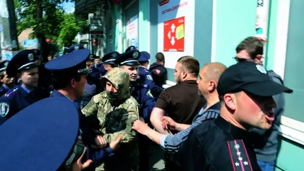 Міліція під тиском відпустила затриманих нападників на акцію анархістів (відео)
