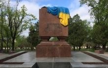 У Харкові невідомі знову розфарбували «Вічний вогонь» у кольори прапора України
