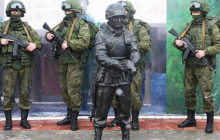 В России увековечили "зеленых человечков" (фото)