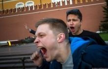 Президентський полк Путіна залив шампанським Вічний вогонь біля стін Кремля (фото)