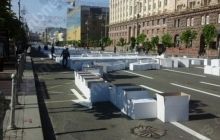 На Хрещатику виклали гігантський напис із коробок: "Пам'ятаємо-1939-1945-Перемагаємо" (фото)