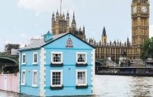 Двоповерховий блакитний будинок з подвір'ям і галявиною плаває по річці в Лондоні (фото, відео)