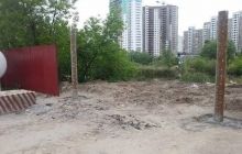 На конфліктній забудові на Здолбунівській поліція допомагає "тітушкам" поставити зламаний будівельний паркан