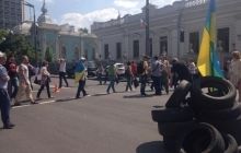 Мітингувальники принесли під Раду пляшки із запалювальною сумішшю і перекрили вулиці