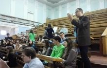 У Москві студенти зірвали лекцію лідера "Антимайдану": "ви організатор бандитських угрупувань"