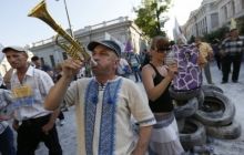 Під парламентом відбувається акція протесту з "Клюєвим" в клітці