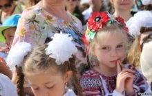В одній кримській школі останній дзвоник відзначали у вишиванках, в іншій - з прапором СРСР