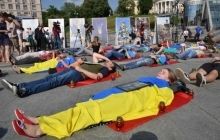 Родичі загиблих у катастрофі Іл-76 військових розстелили 49 червоних ковдр у центрі Києва (фото, відео)