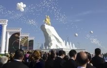 У Туркменістані встановили 21-метровий позолочений пам'ятник чинному президентові (фото)