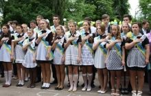Последний звонок в Киеве: выпускники в патриотических ленточках и школьники в вышиванках (фотогалерея)