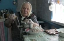 Старейший волонтер: 95-летняя Евдокия Гармидарова готовит продукты для передовой (видео)