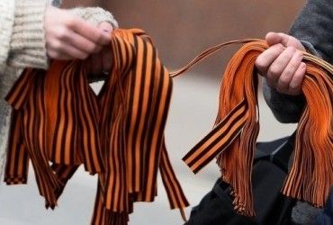 У РФ зарахували до Правого сектору та заарештували хлопця, який спалив георгіївську стрічку