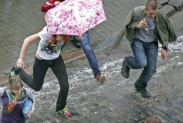 Потужна негода йде до Львова: у місті оголосили помаранчевий рівень небезпечності