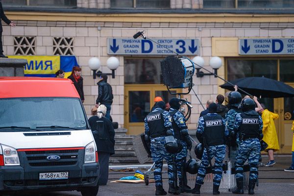 Намети, 'Беркут' і дим від покришок: посеред Москви заради фільму влаштували 'майдан'