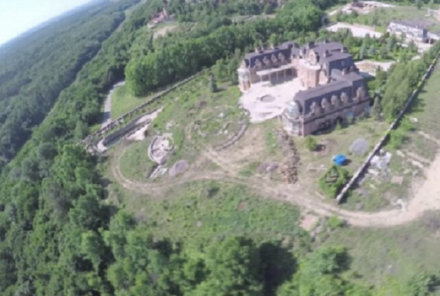 Живущий на одну зарплату глава Киевской ОГА строит за городом огромный дворец (фото, видео) Живущий на одну зарплату глава Киевской ОГА строит за городом огромный дворец (фото, видео)