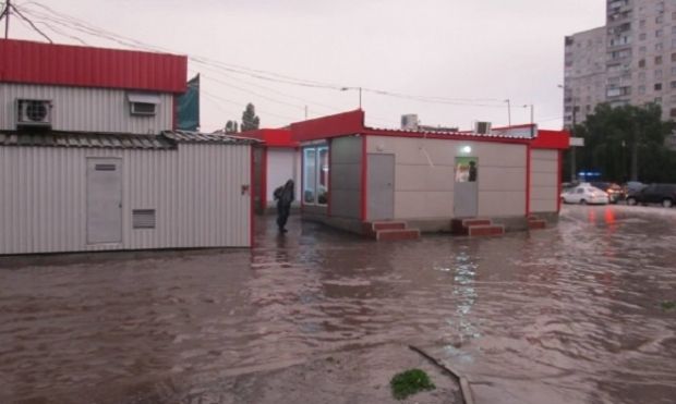 На Харків налетіла потужна злива, затоплені вулиці міста (фото)