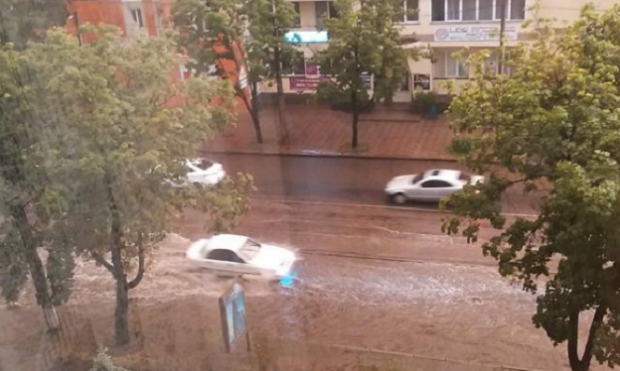 На Харків налетіла потужна злива, затоплені вулиці міста (фото)