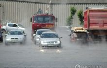 У Києві через прорив труби окропом залило цілу вулицю (фото, відео)