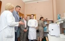 Мер Києва оглянув нове медичне обладнання у дитячій інфекційній лікарні