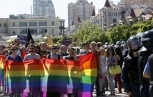 На КиївПрайді учасників закидали димовими шашками і поранили міліціонера в шию (фото, відео)