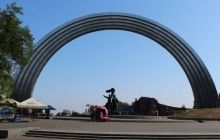 У Києві запустили безкоштовний автобус від Пішохідного мосту до Арки дружби народів