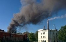 В Эстонии загорелся завод, близлежащий город окутал ядовитый дым (фото, видео)