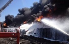 На нефтехранилище под Киевом продолжают гореть 14 цистерн с топливом