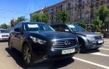 Владельцы незаконных МАФов протестуют под КМДА на дорогих автомобилях