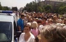 About 500 people attend anti-war protest in center of Donetsk