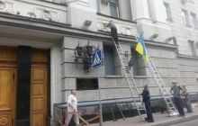 У Харкові будівлі "зачищають" від радянської символіки (фото)