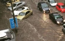На Днепропетровск налетел мощный ливень, улицы города затопило (фото)