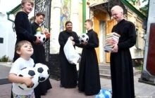 Прихожане академического Свято-Воскресенского храма отправили гуманитарную помощь для детских домов в зоне АТО