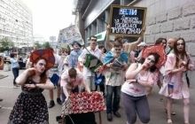 В центре Киева зомби в кокошниках с криками "Новороссия" провели марш против газеты "Вести" (фото)
