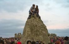 Тысячи людей отметили день летнего солнцестояния в Стоунхедже (фоторепортаж)
