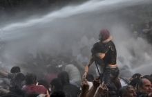 В Єревані протестувальники почали будувати "барикади" під президентським палацом (наживо)
